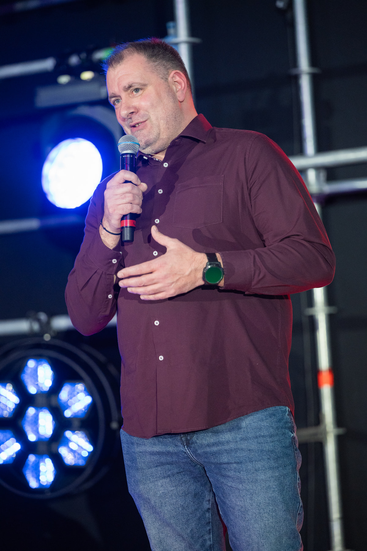 Sebastian Theiler bei einem Bühnenauftritt